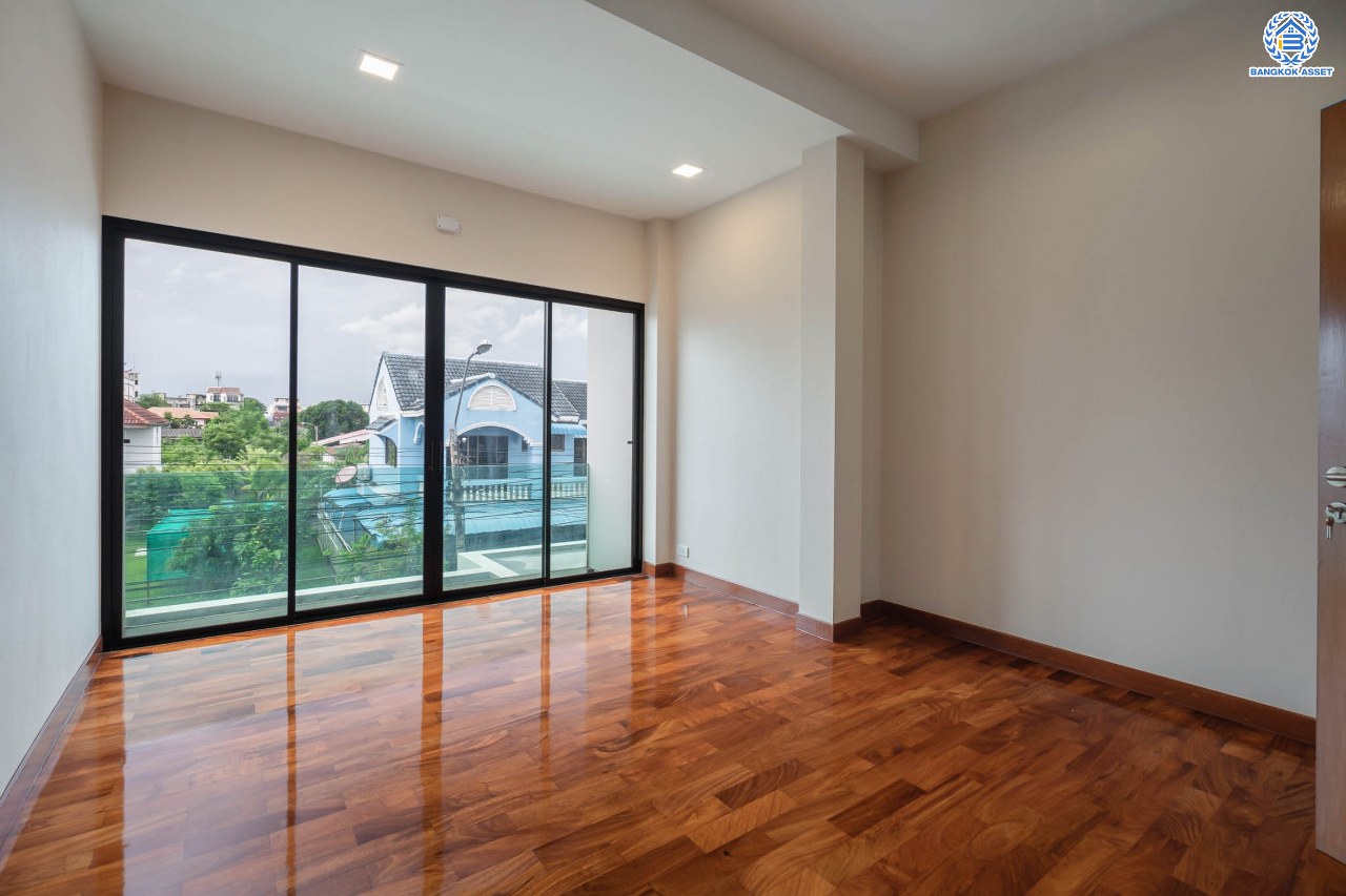 บ้านมือสองตกแต่งใหม่ ม.ซอย พหลโยธิน56 พหลโยธิน บ้านเดี่ยวหลังใหญ่ ภายในตกแต่งหรูหรา บนเนื้อที่เยอะถึง 98.60 ตร.ว. 3 ห้องนอน 3 ห้องน้ำ 2 ที่จอดรถ บรรยากาศเป็นส่วนตัว พร้อมมีสระน้ำในตัว บนพื้นที่กว่า 430 ตร.ม. บนทำเลที่ดี เชื่อมต่อถนน พหลโยธิน, ลำลูกกา, วิภาวดี-รังสิต เดินทางสะดวกใกล้รถไฟฟ้า สถานี "แยก คปอ, คูคต"